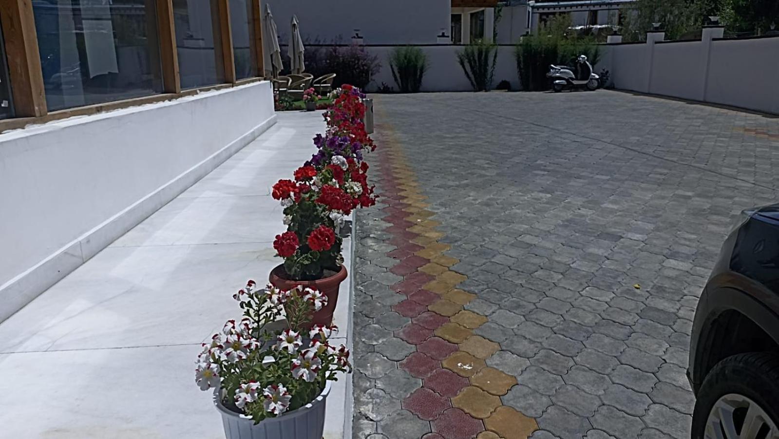 Lha-Zes Hotel Leh Buitenkant foto